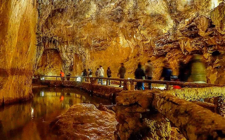 cueva de valporquero planes en familia en leon