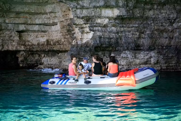 Paseo en lancha por las cuevas de Blue Grotto.