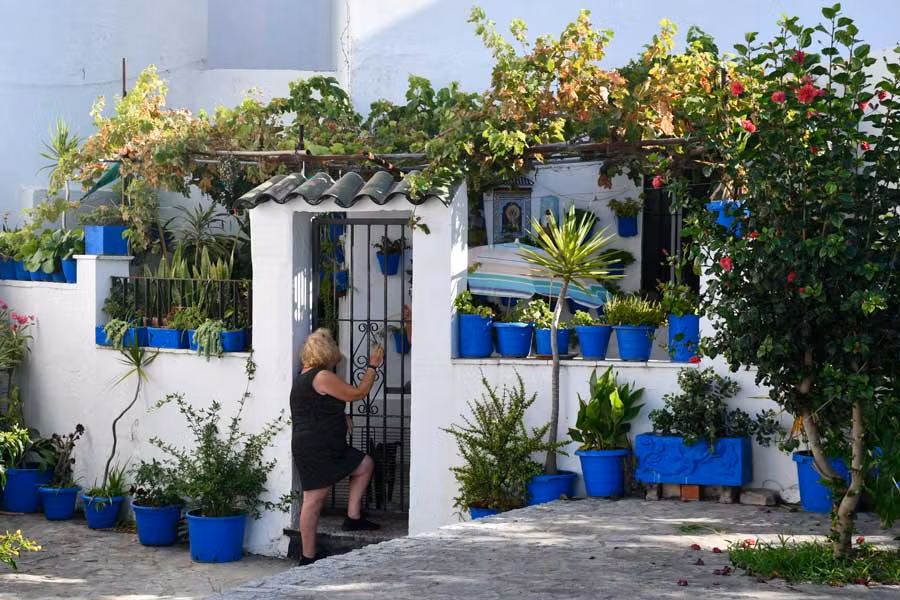 Vecinas charlando en un patio de Vejer