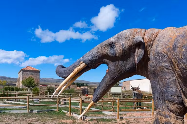 Dinoexperience entre maquetas a tamaño real, en El Pobo.