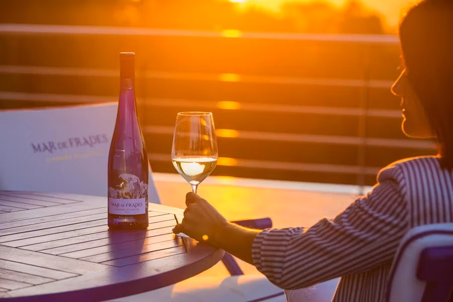 Vino al atardecer en Bodegas Mar de Frades