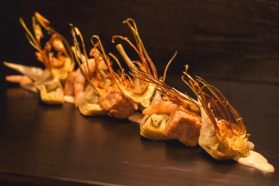 Alcachofas con gambas y mollejas de lechazo del Asador El Ermitaño (Zamora).