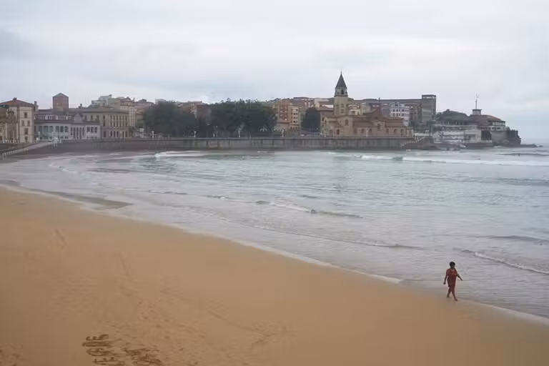 Espectacular playa de San Lorenzo, en Gijón.