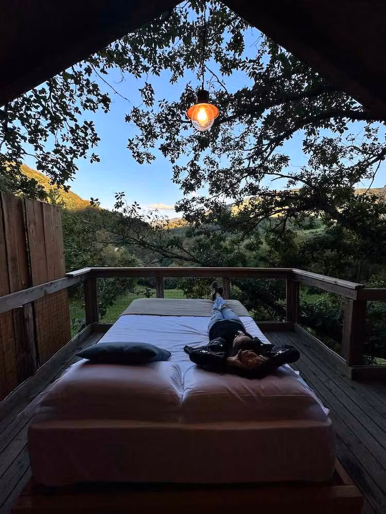 Cama en la terraza de la cabaña Irati.