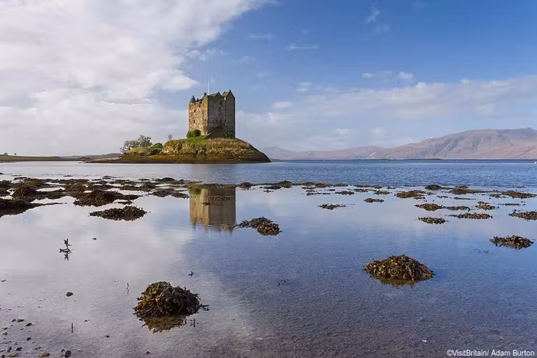 castillo de stalker en mitad del lago linnhe de escocia