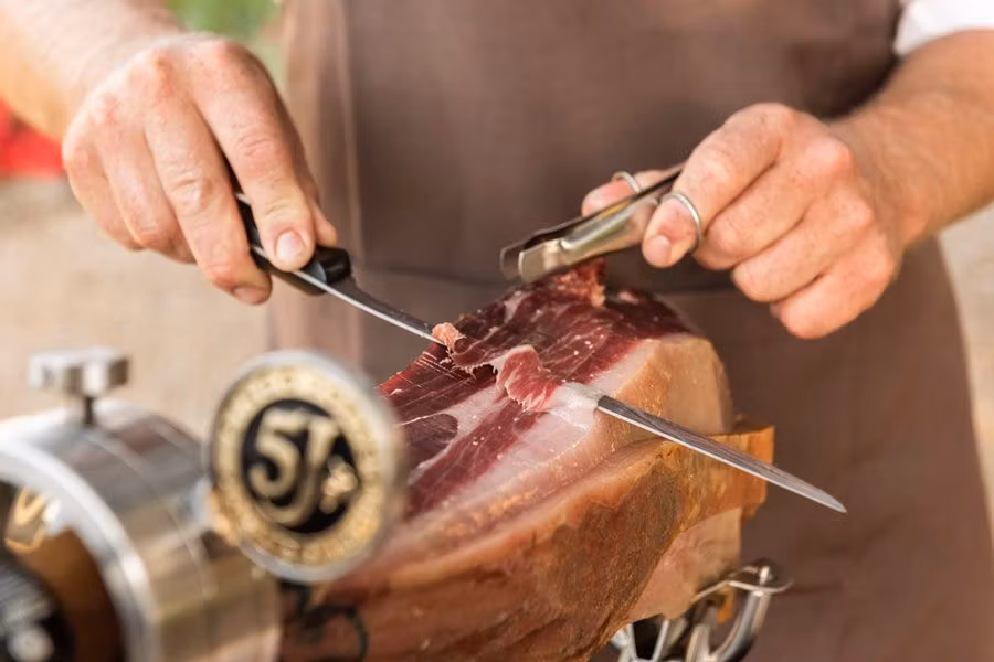El jamón de Jabugo es uno de los alicientes para una ruta por la Sierra de Aracena.