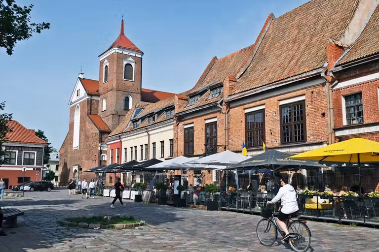 Calle con la Catedral de San Pedro y San Pablo, en Kaunas.