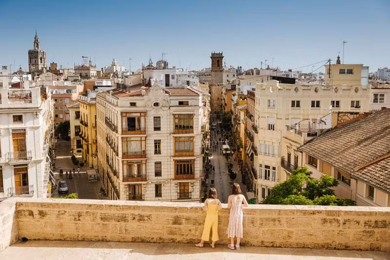 dos niñas en las Torres de Serranos