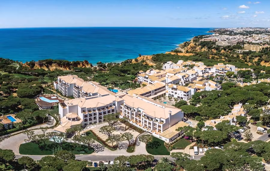 Vista general de parte del hotel Pine Cliffs Resort.