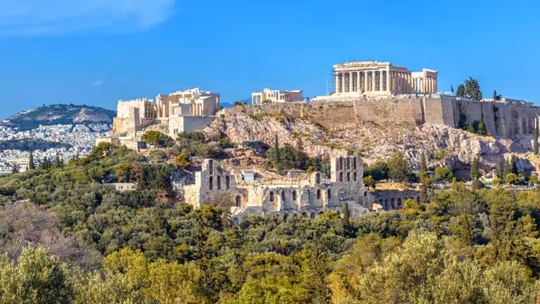 Acrópolis de Atenas con el Partenón en lo alto.