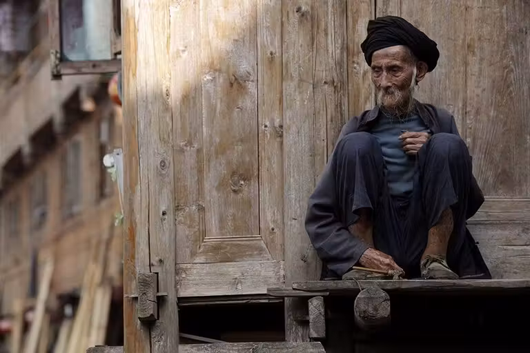 Un vecino de Zhong-liu en la puerta de su casa.
