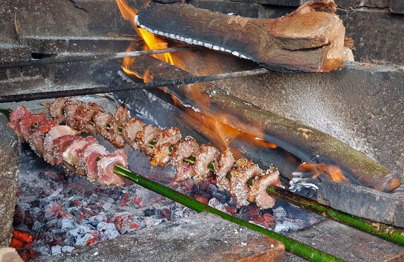 Espetada de carne con palo de laurel.