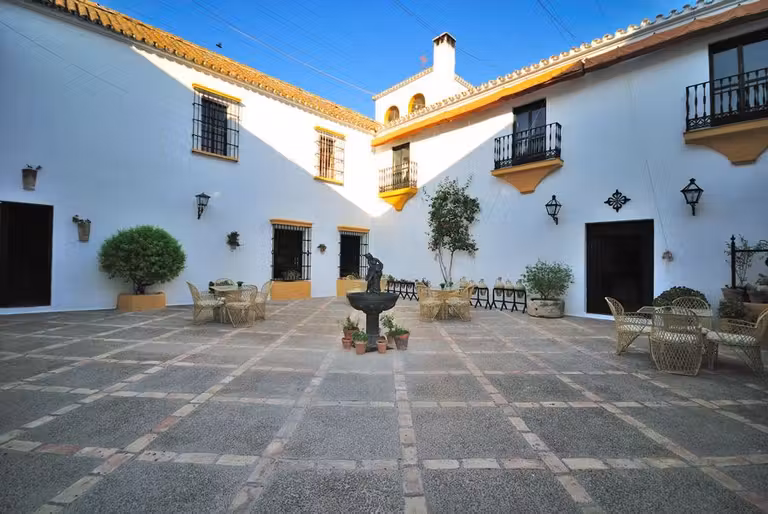 Patio típico andaluz en un hotel
