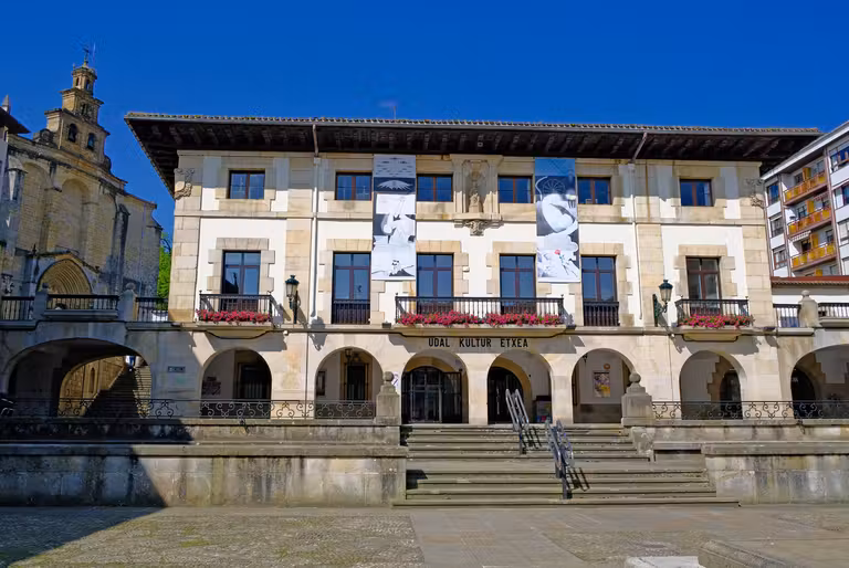 Casa de la Cultura, en la plaza de los Fueros de Gernika