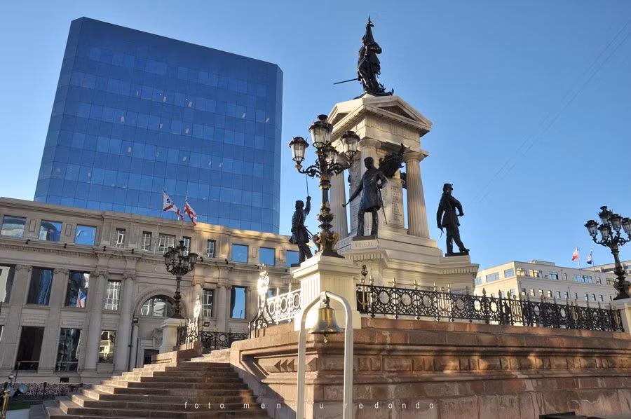 Plaza de Sotomayor con el Monumento a los Héroes.