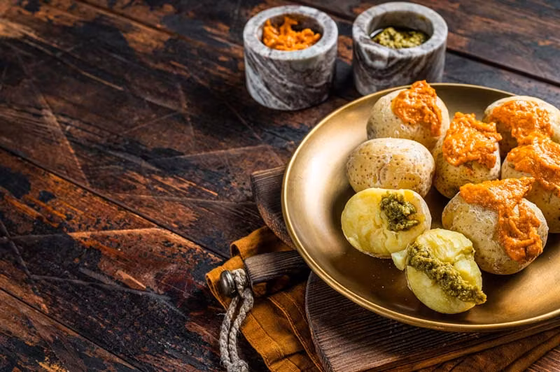 papas arrugadas con mojo rojo y mojo verde