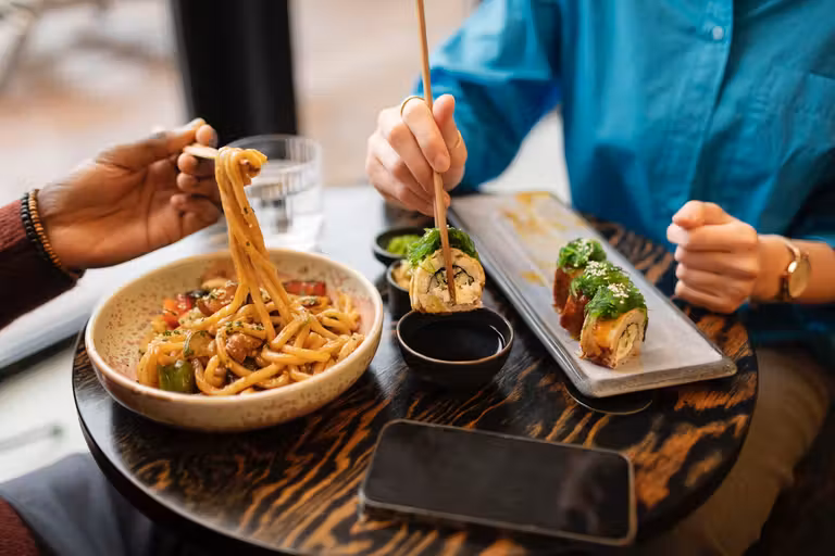 Los guías turísticos son una fuente excelente para encontrar los mejores restaurantes.