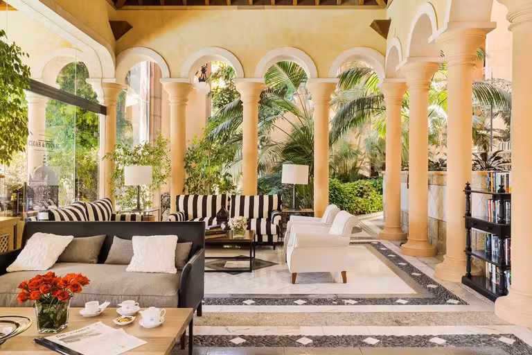 Salón de lectura del hotel Bahía del Duque