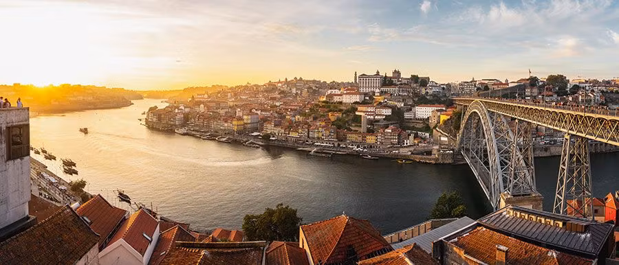 Atardecer en Oporto con el Puente Luis I a la derecha de la imagen.