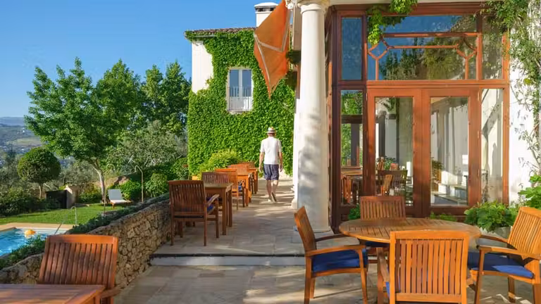 Terraza con vistas a la piscina del hotel La Fuente de la Higuera