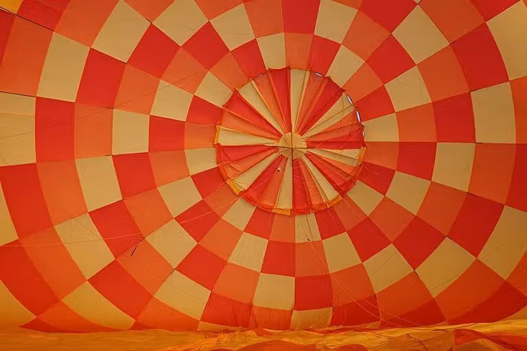 Interior del globo cuando se está llenando.