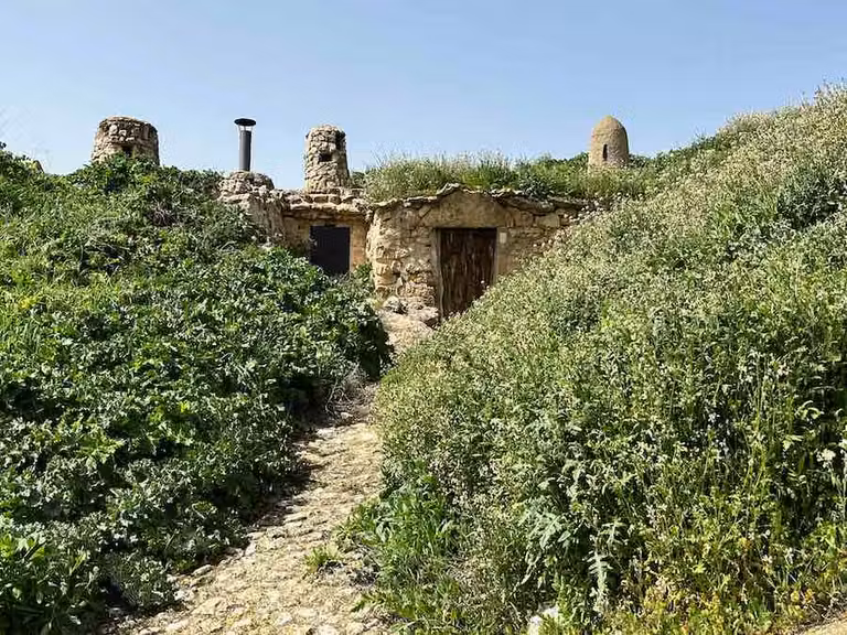 Detalle del barrio de bodegas subterráneas de Mucientes.