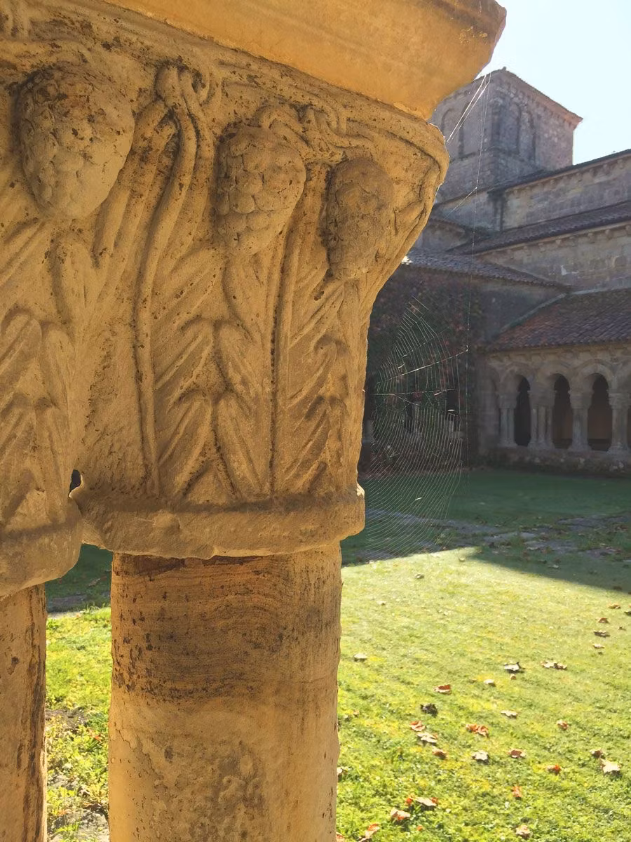 Capitel del claustro de la Colegiata de Santa Juliana (Santillana del Mar).