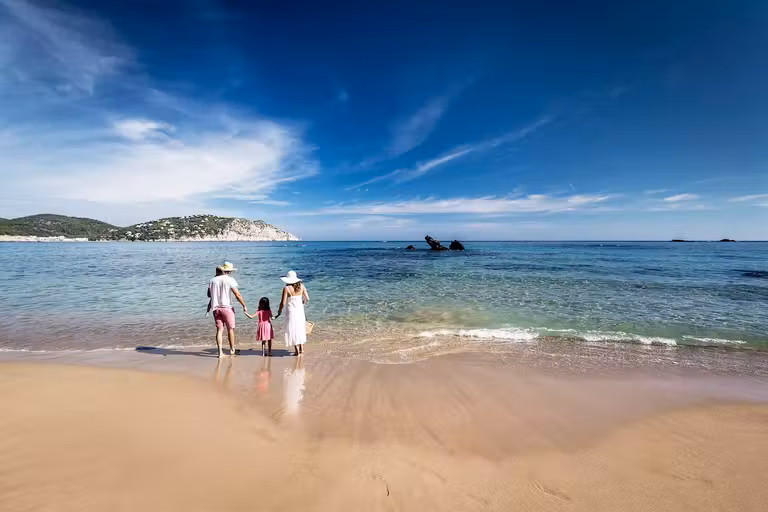 Santa Eulària des Riu ofrece una oferta complementaria de playa y deportes náuticos.