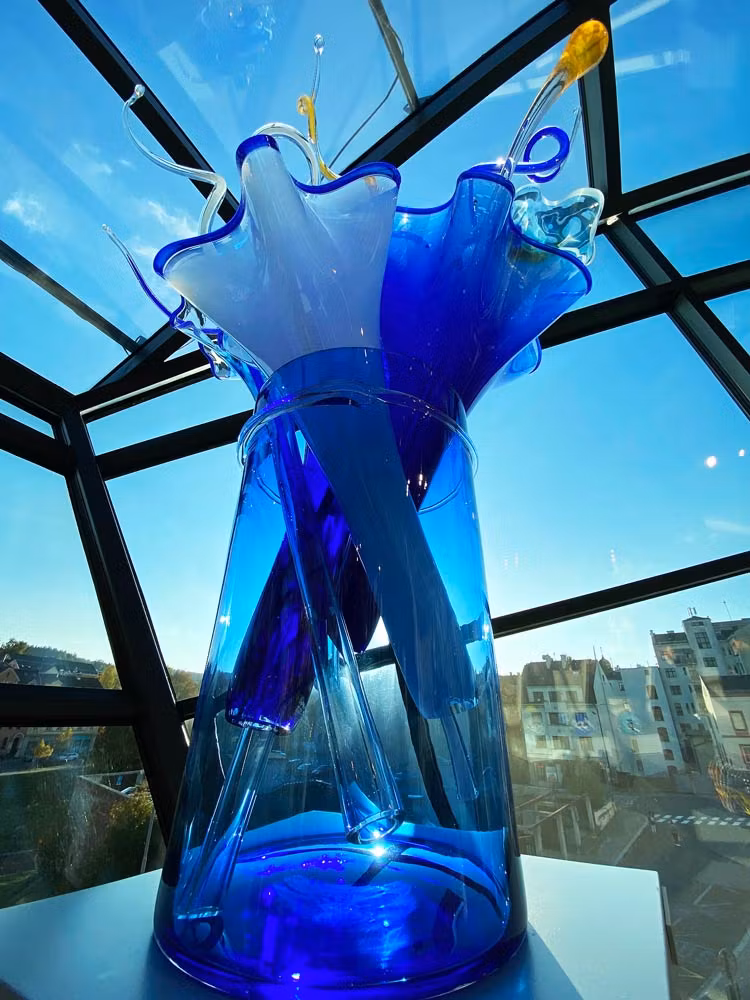 Jarrón y flores del Museo del cristal y la bisutería