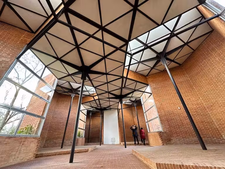 Interior del Pabellón de los Hexágonos.