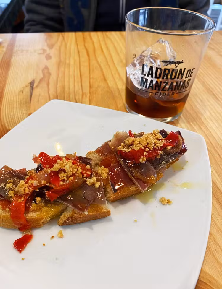 tosta de mojama en taberna sacromonte