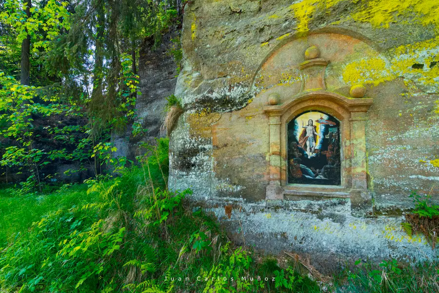 Capilla de piedra en el Parque Nacional Suiza Bohemia.