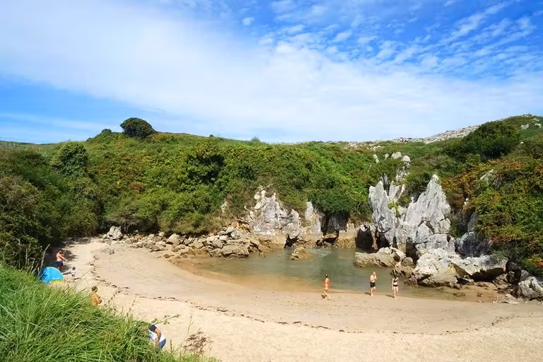 asturias en coche playa gulpiyuri