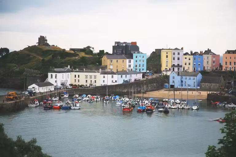 Tenby con sus casas de colores y su puerto