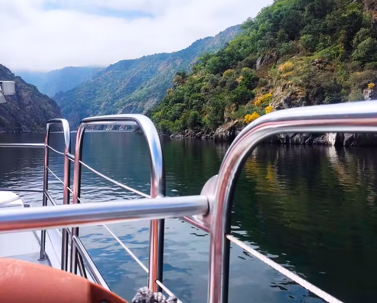 catamaran por el sil en ribeira sacra