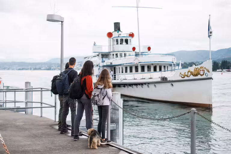 Barco de cruceros en el lago de Zúrich.