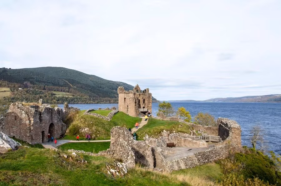 Bonito castillo escoces en el lago ness