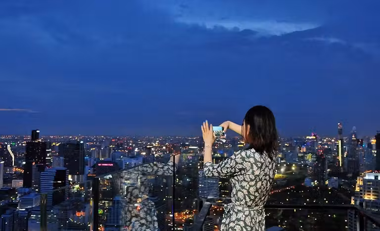 En el Rooftop Vertigo & Moon Bar puedes tomar un cóctel con unas fantásticas vistas.