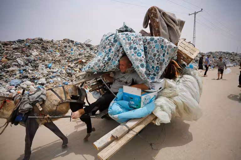 Con el inicio de la incursión militar israelí en Rafah, alrededor de 1,4 millones de personas fueron desplazadas de la noche a la mañana, obligadas a huir de nuevo con lo poco que podían llevar consigo, mayo de 2024.