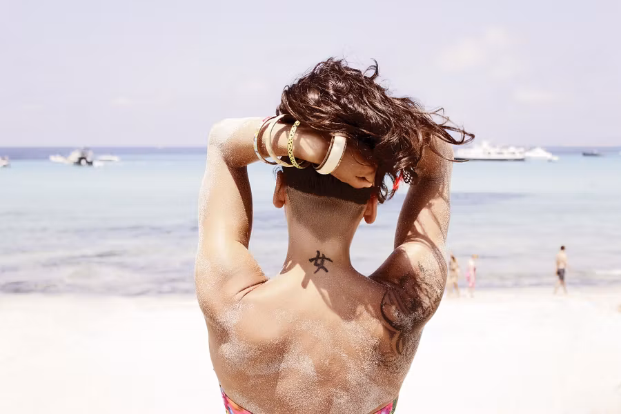 mujer en la playa en Formentera