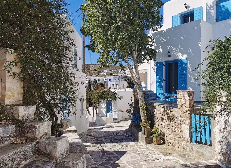 Calle de Lefkes pueblo de la isla de Paros