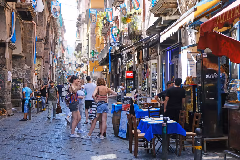 La animada via dei Tribunali, en Nápoles.