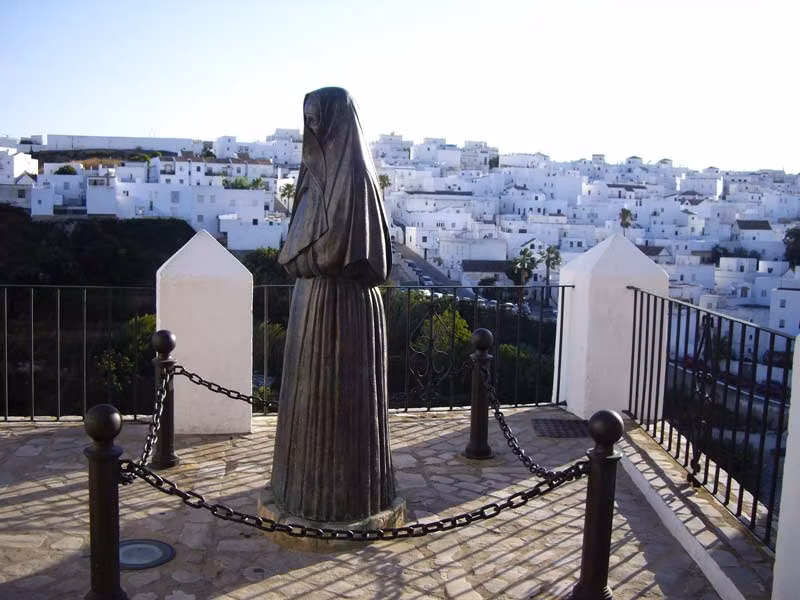 Estatua dedicada a las ‘cobijadas’ en Vejer de la Frontera.