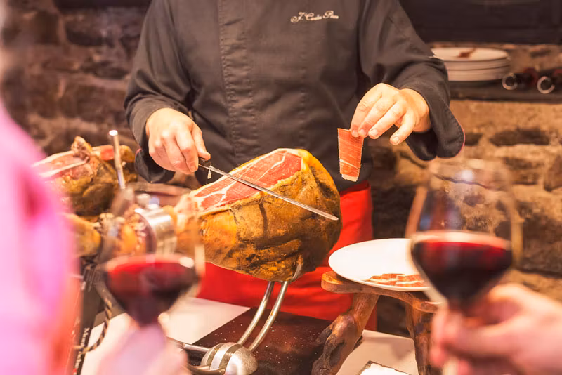 El jamón ibérico también tiene lugar dentro de las rutas gastronómicas de Extremadura.