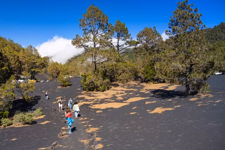 Un paseo por caminos de tierra volcánica.