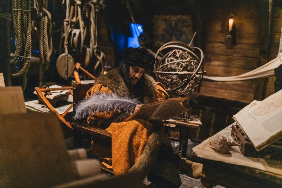 Escena de Allende la mar océana, en Puy du Fou