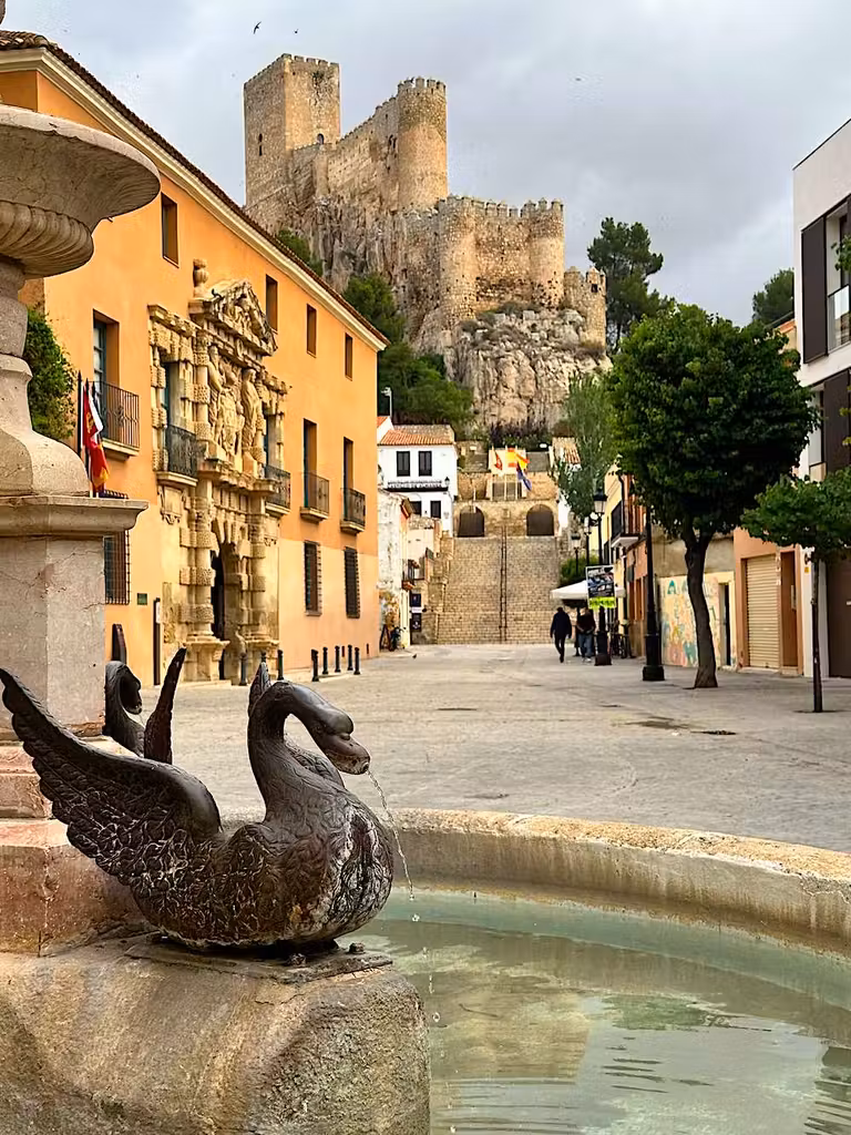 Casa Grande, a la izquierda, y el castillo de Almansa, al fondo.