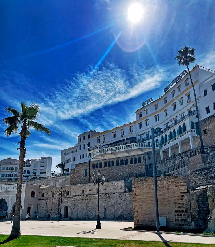 La fachada del Hotel Continental se eleva frente al paseo marítimo de Tánger.