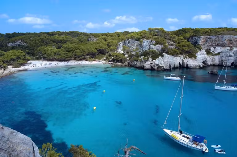 barcos frente a la Cala Macarella en Menorca
