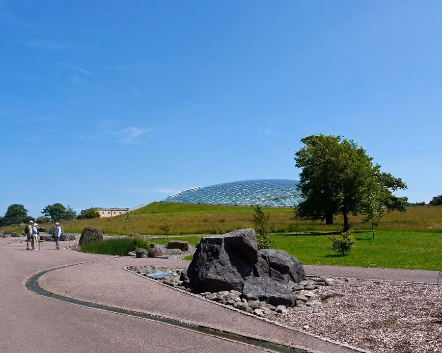 Jardín Botánico de Gales, con la cúpula de Norman Foster.